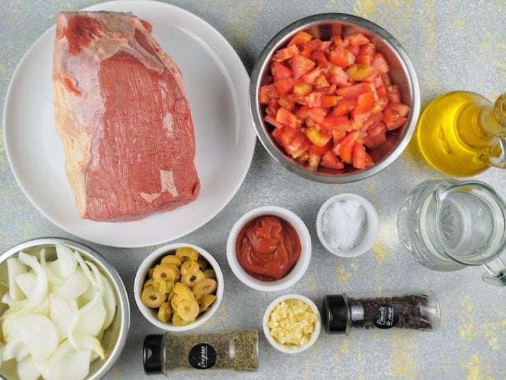 Ingredientes para a receita de lagarto com molho italiano.