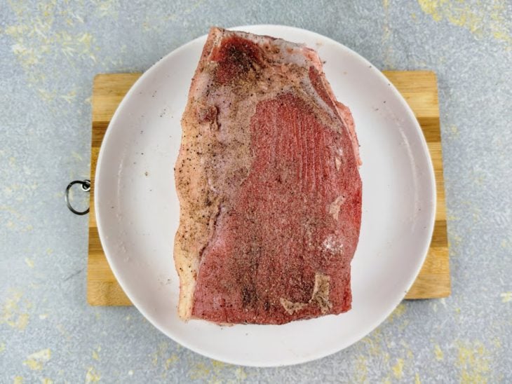 Carne temperada em um recipiente.
