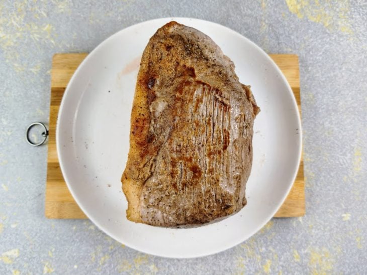 Carne dourada reservada em um recipiente.