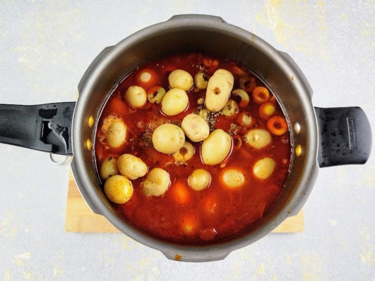 Demais temperos e ingredientes adicionados na panela de pressão.