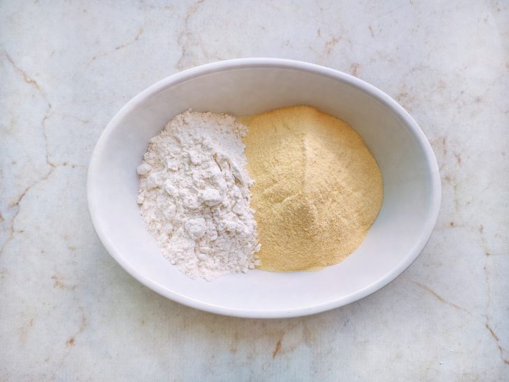 Tigela com a farinha de trigo e o fubá.
