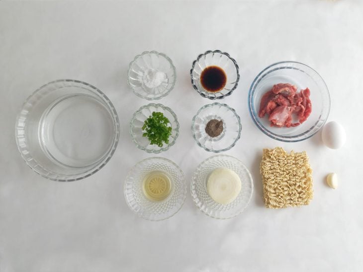 Ingredientes reunidos em uma bancada.