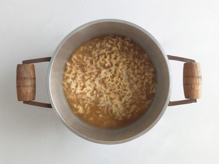 Miojo preparado em uma panela.