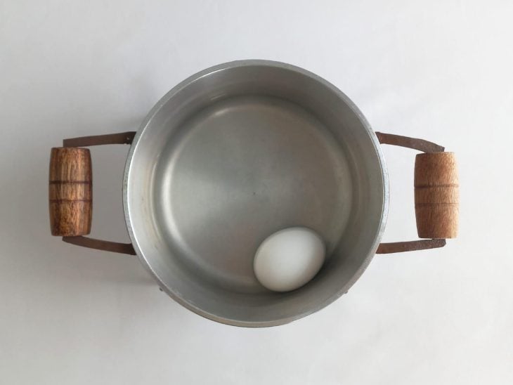 Ovo cozinhando em uma panela.