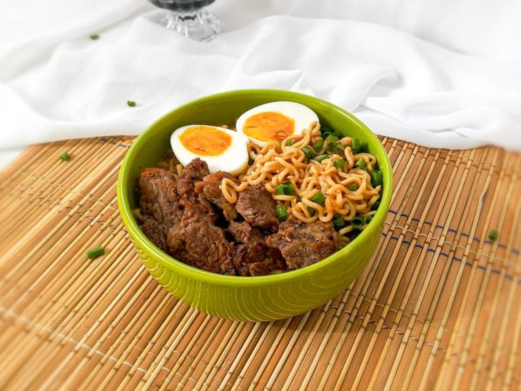 Lamen com miojo pronto para consumo.