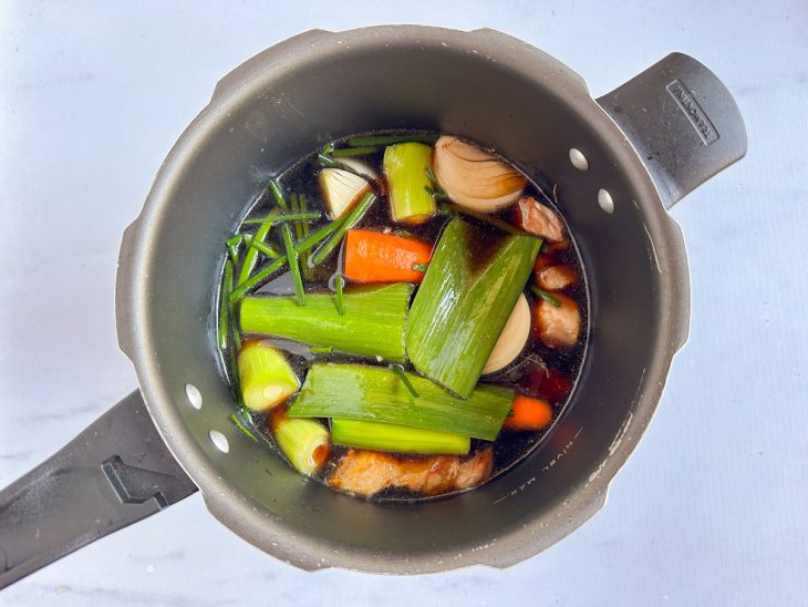 Ainda na panela, saquê e shoyu adicionados.