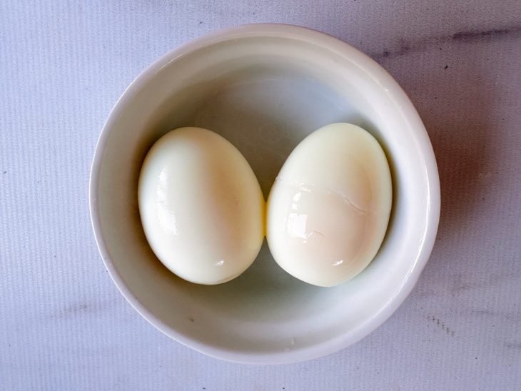 Os ovos cozidos separados numa tigela.