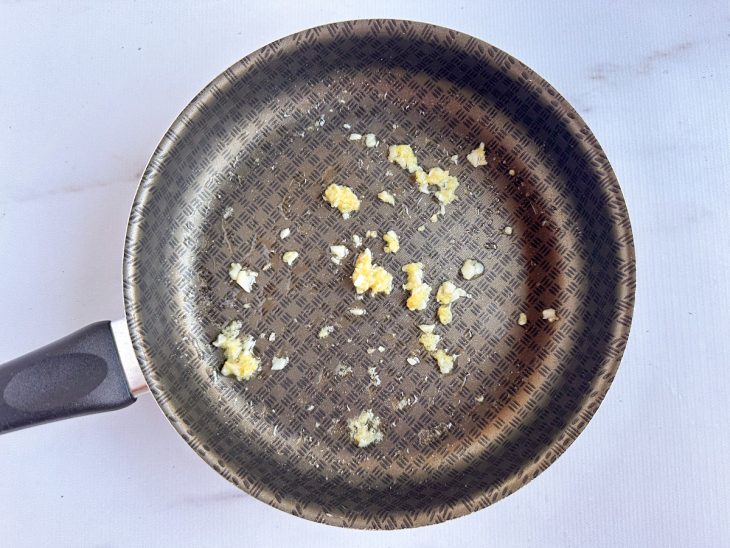 Numa frigideira, o gengibre e o alho refogados no óleo.