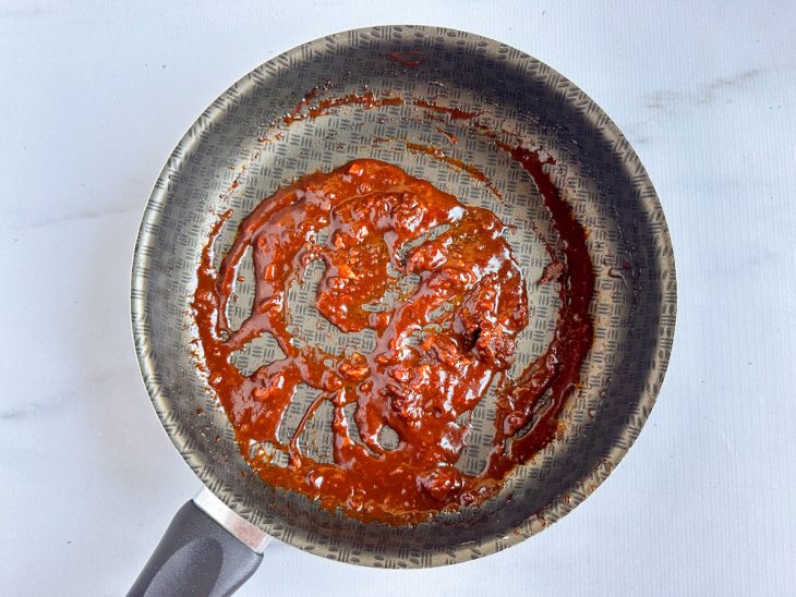 Ainda na frigideira, o missô, gochujang, o saquê mirim e o shoyu adicionados.