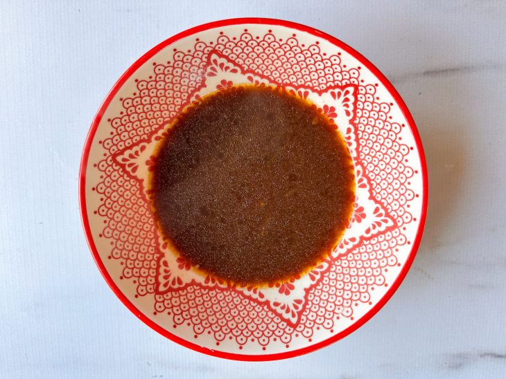 No fundo de uma tigela, a pasta missô com pimenta.