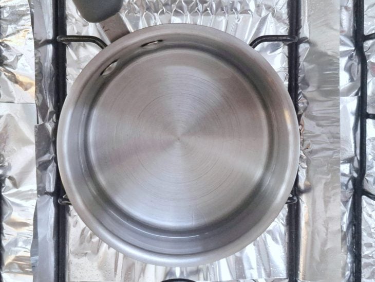 Panela com água.