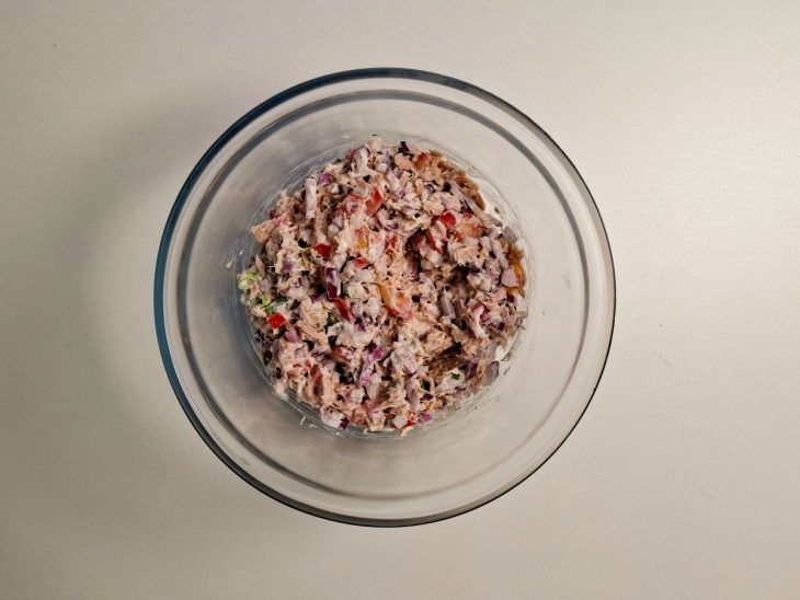 Recheio de atum sendo temperado e misturado com creme de ricota e cebolinha.