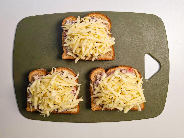 Pães com queijo mussarela e orégano antes de ir para a airfryer.