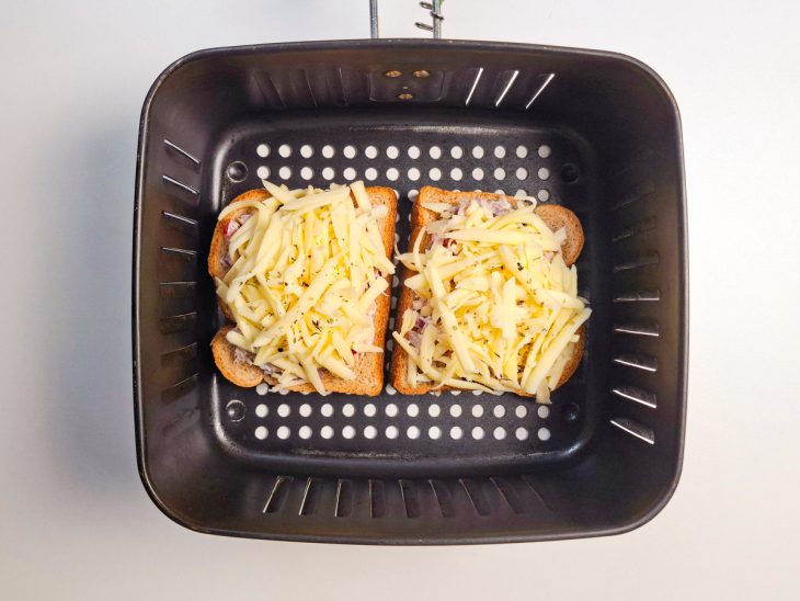 Lanches assando na airfryer até ficarem dourados e com queijo derretido.