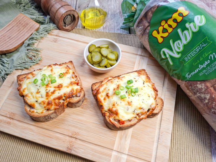 Lanche de atum fácil e prático pronto e servido.