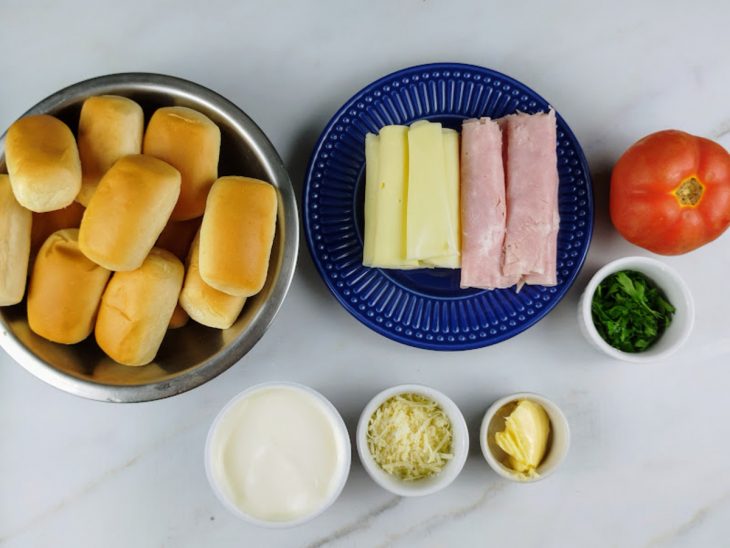 Ingredientes reunidos em uma bancada.