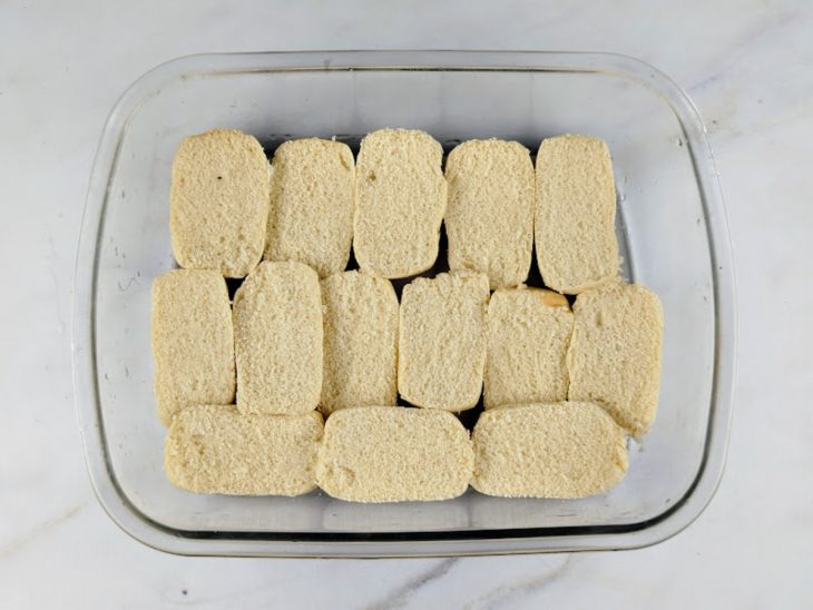 Bisnaguinhas cortadas em uma travessa de vidro.