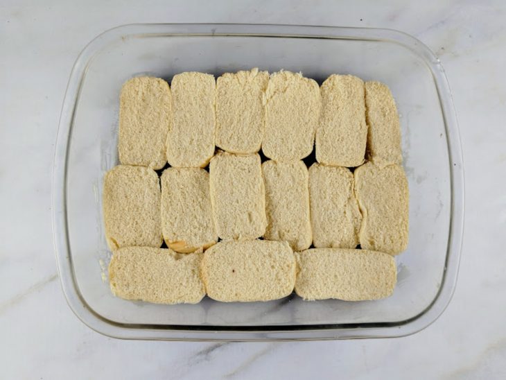 Bisnaguinhas cortadas dentro da travessa de vidro.