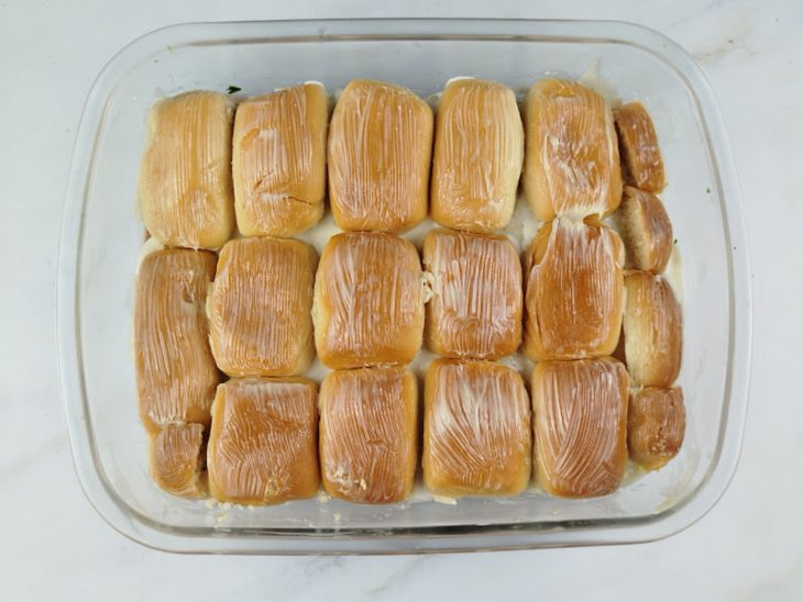 Tampas das bisnagas pinceladas com manteiga adicionadas a travessa.