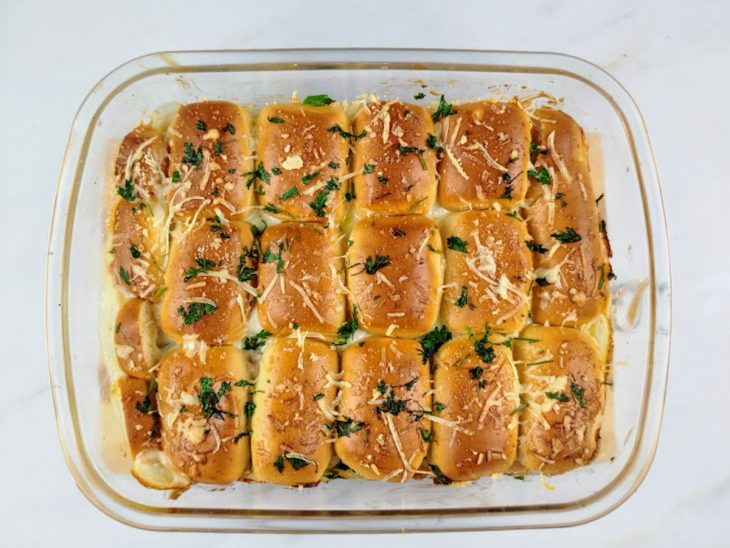 Lanche de bisnaguinhas assados.