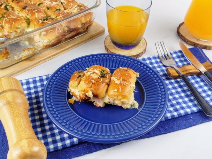 Lanche de bisnaguinhas de forno pronto para consumo e uma porção sobre um prato.