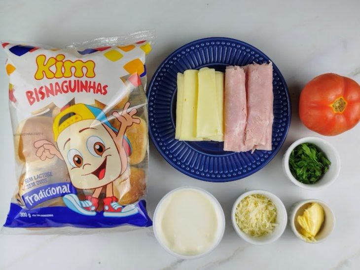 Ingredientes reunidos em uma bancada.