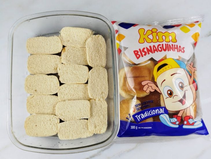 Bisnaguinhas cortadas em uma travessa de vidro.