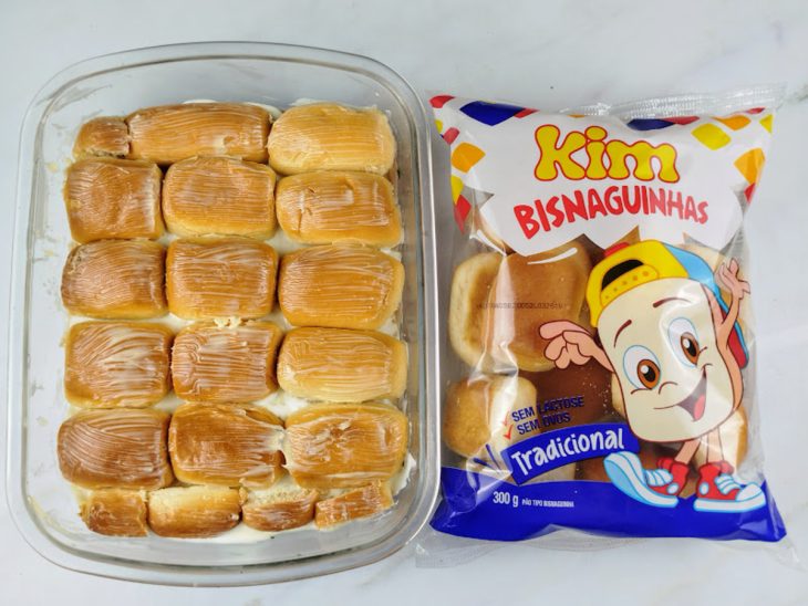 Tampas das bisnagas pinceladas com manteiga adicionadas a travessa.