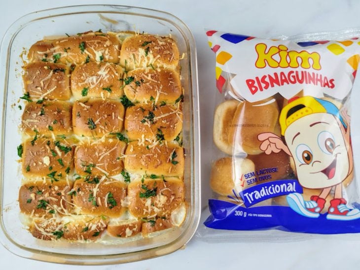 Lanche de bisnaguinhas assados.