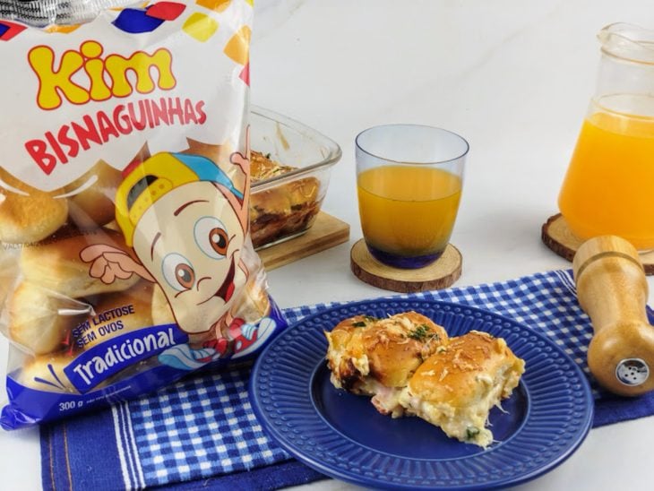 Lanche de bisnaguinhas de forno pronto para consumo e uma porção sobre um prato.