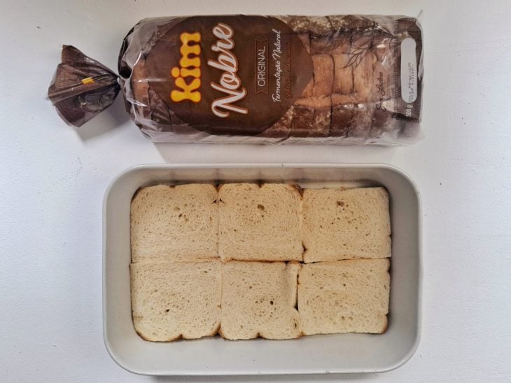 Forma com o fundo forrado com pão de forma.