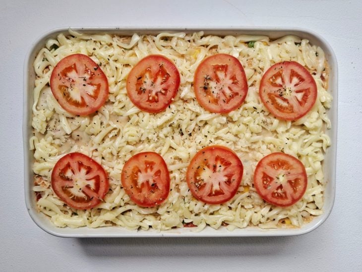 Tomate fatiado em rodelas colocado por cima para decorar.