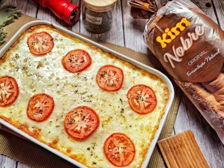 Lanche de forno com frango pronto para consumo.