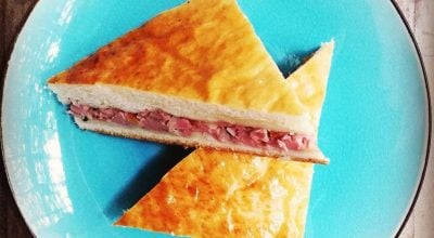 Lanche de forno de mortadela