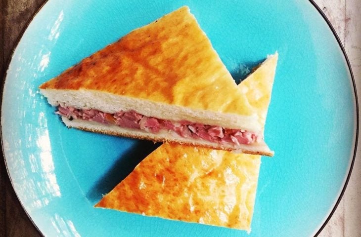 Lanche de forno de mortadela