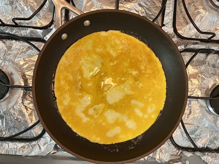 Uma frigideira com uma omelete.