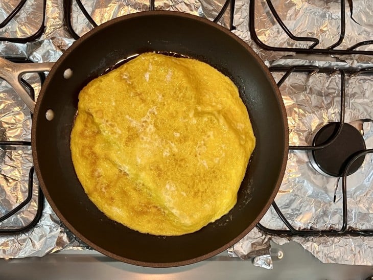 Uma frigideira com a omelete.