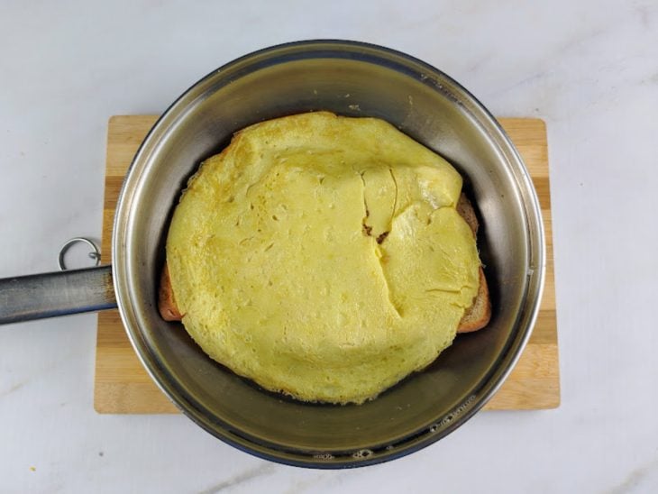 Frigideira com ovos e pães.