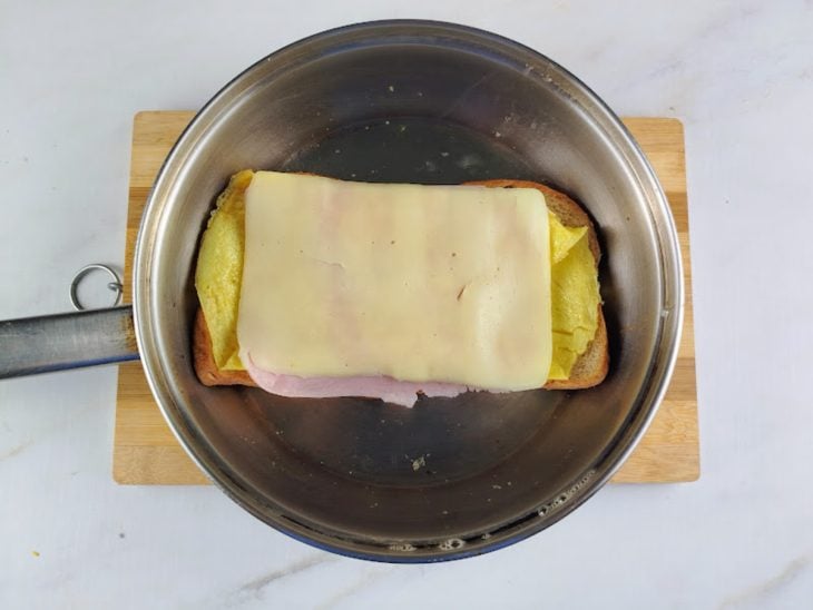 Frigideira com sanduíche recheado.