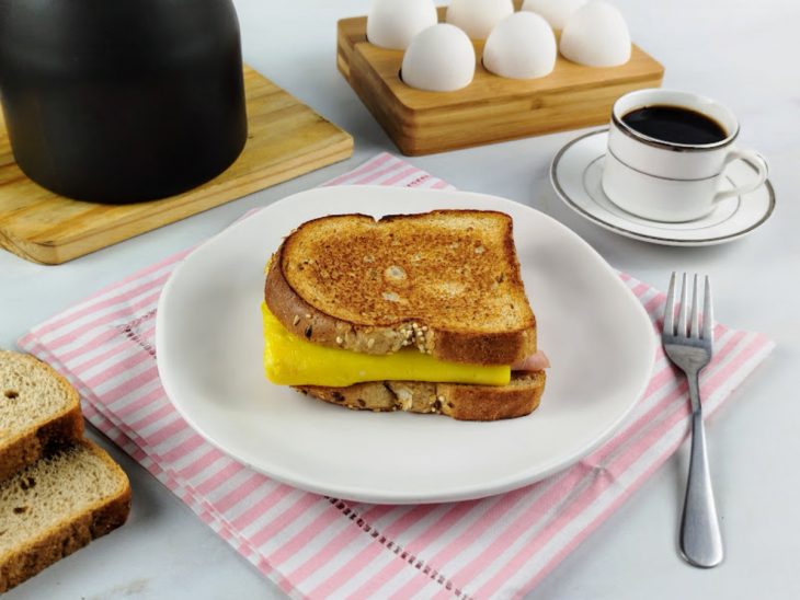 Um prato contendo lanche de frigideira com ovo.