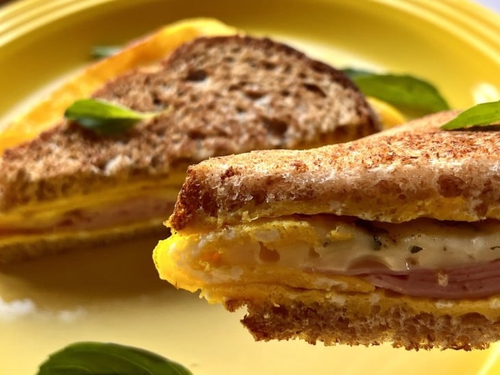 Um prato com o lanche de frigideira com ovo.