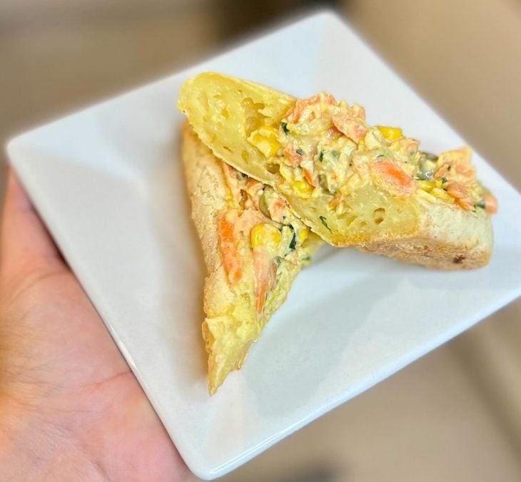 Lanche natural de frango no pão de queijo