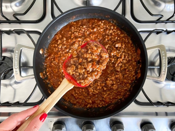 Uma panela contendo molho com carne moída.