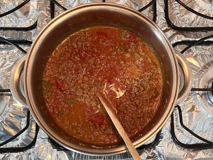 Uma panela com carne moída e molho.