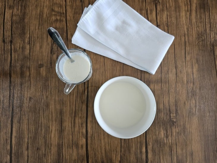 Um recipiente contendo leite com amido de milho.