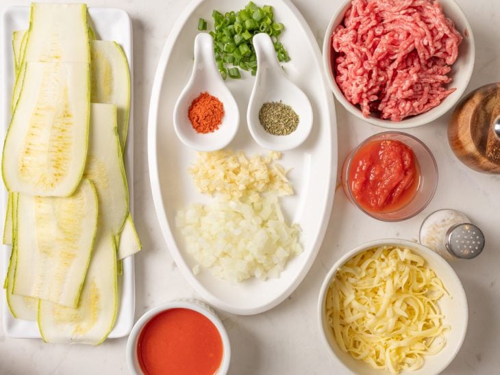 Uma bancada com os ingredientes da receita.