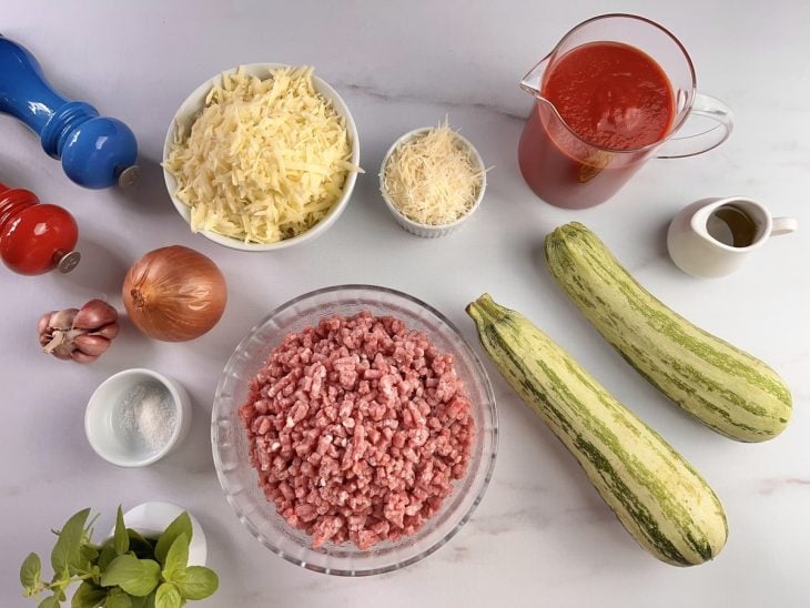 Ingredientes da lasanha de abobrinha com carne moída reunidos na bancada.