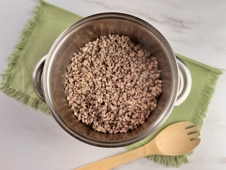 Panela com carne moída fritando.