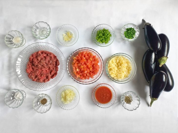 Ingredientes reunidos em uma bancada.