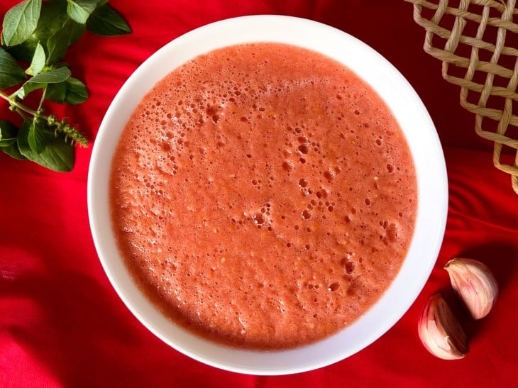 Um recipiente com suco de tomate.